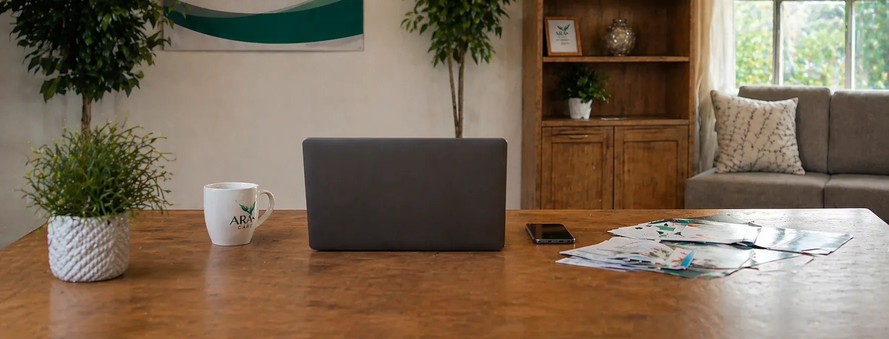 Schreibtisch im Büro von ARACare Wien