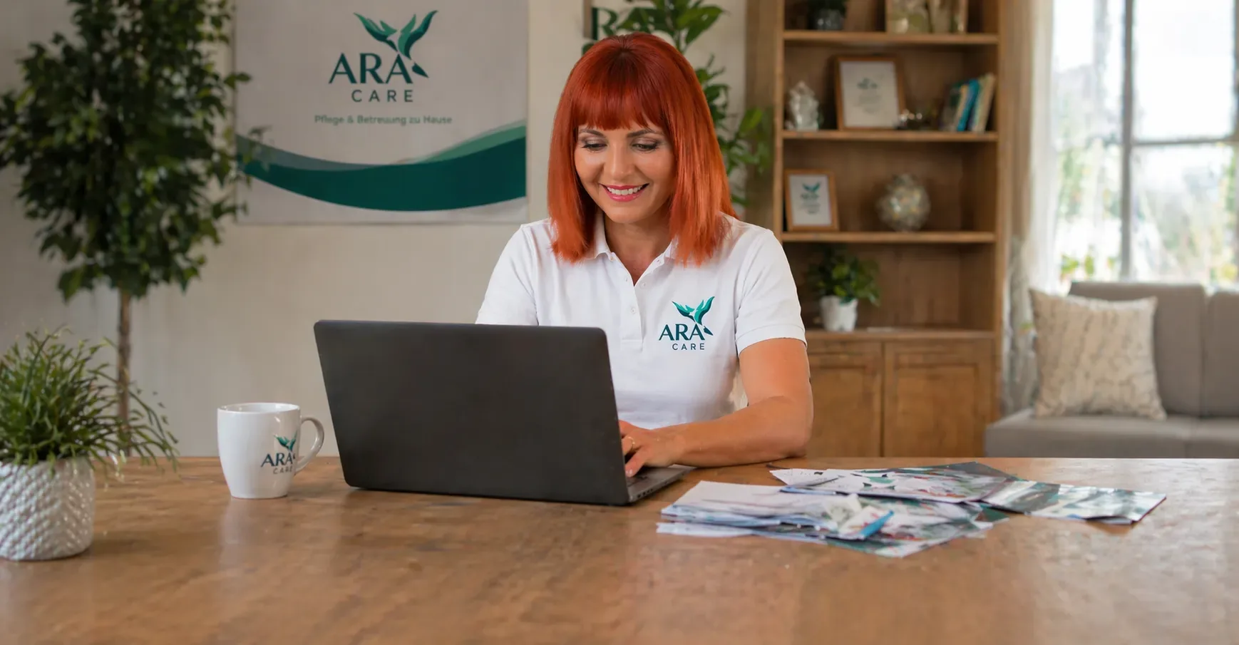 Alina Aguila im Büro von ARACare in Wien
